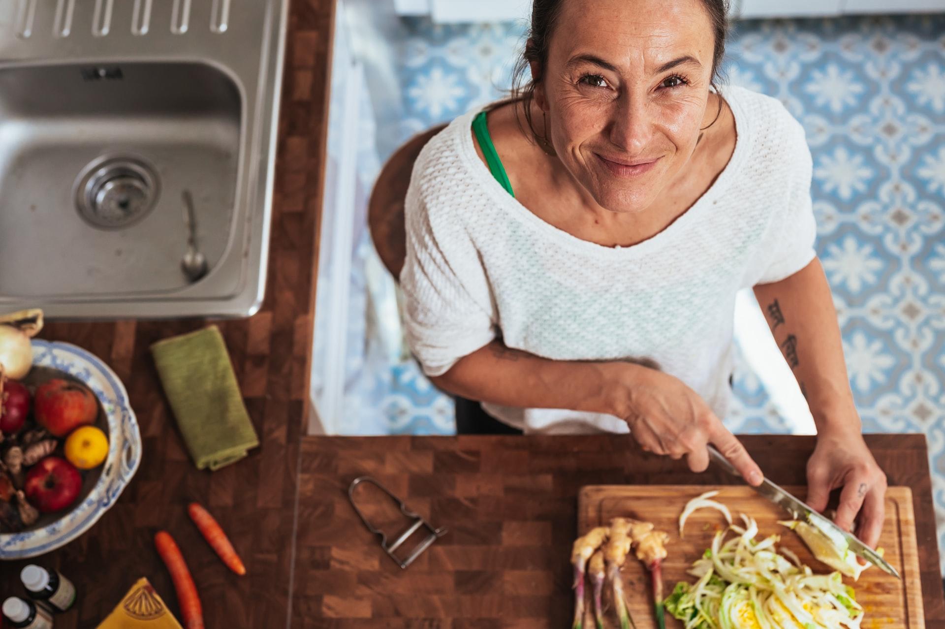 Vrouw maakt eten klaar