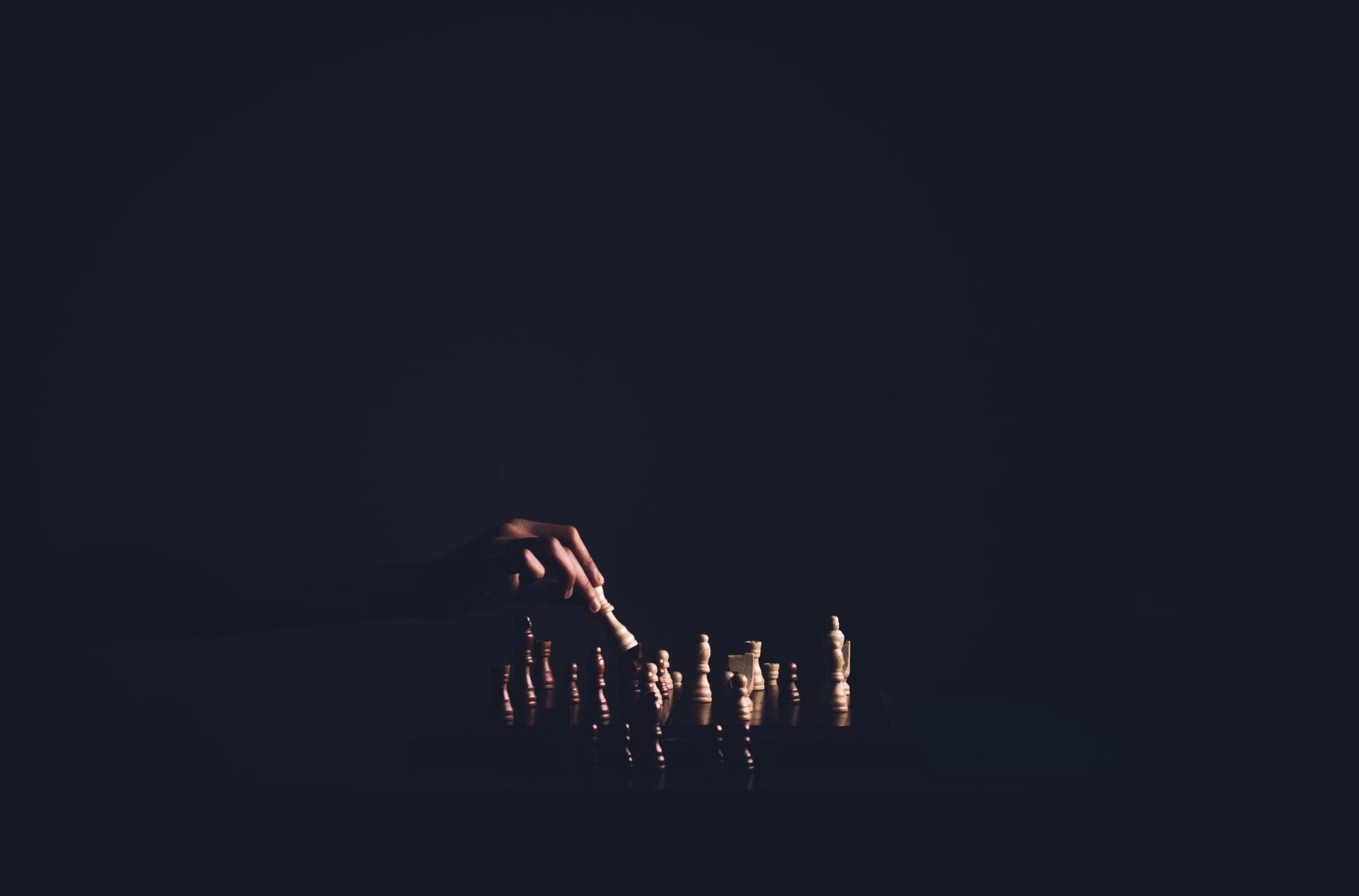 Schaakspel in donkere ruimte 