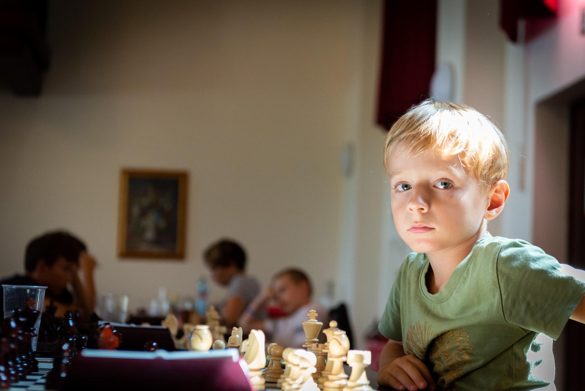Jongen wacht op Schaakpartner