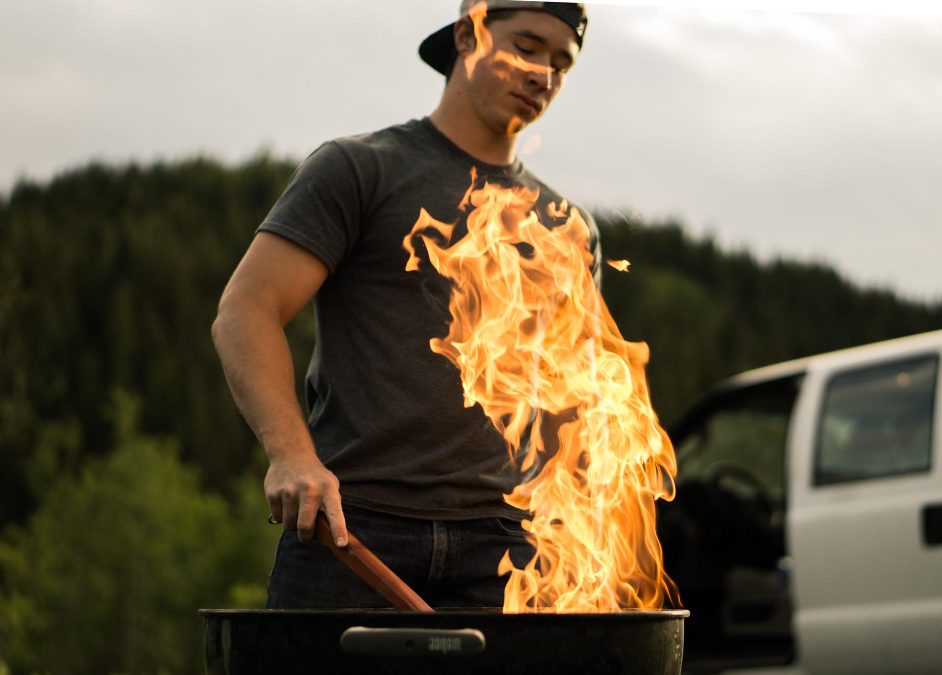 Man werkt met barbecue