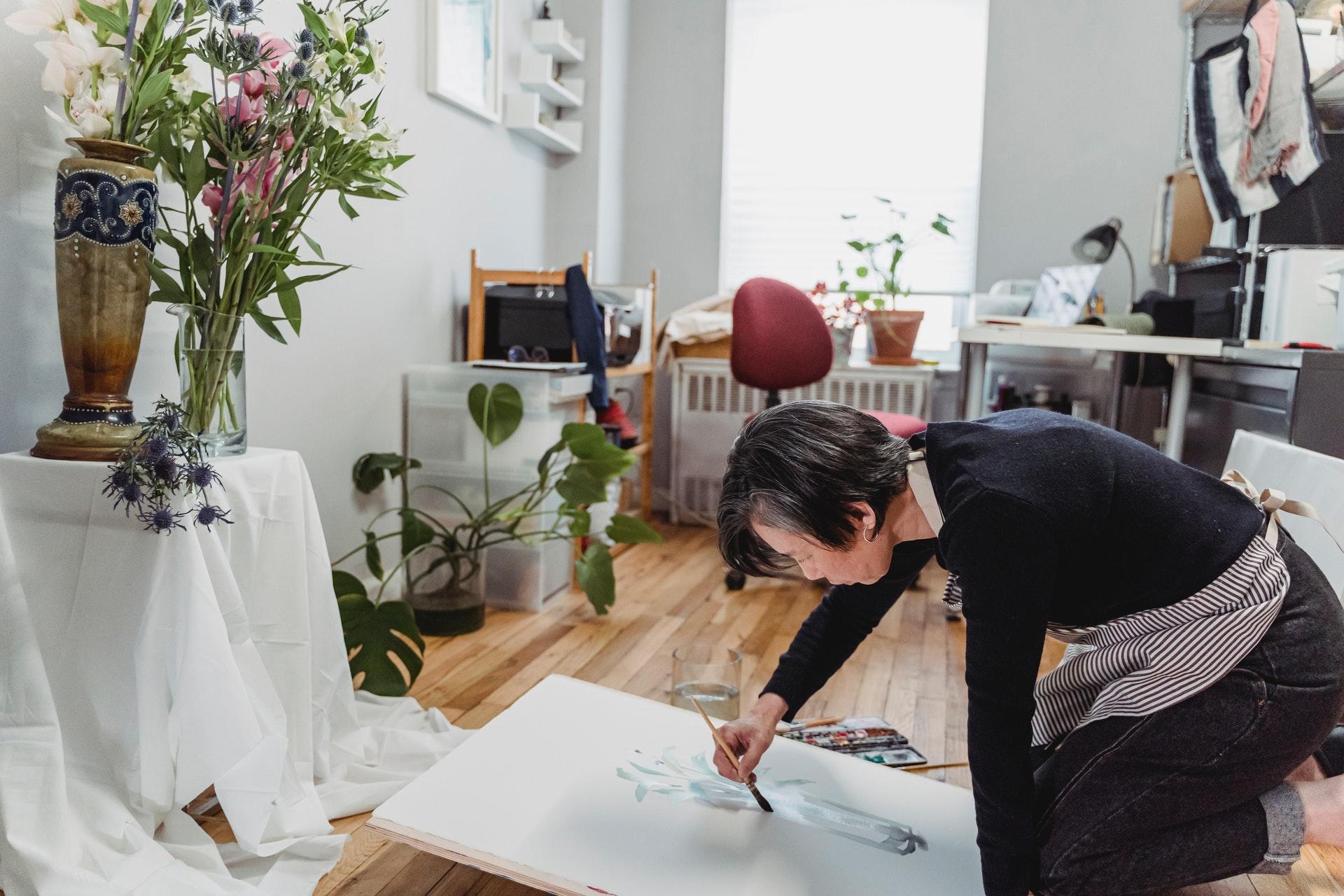 Persoon Schildert bloemen na