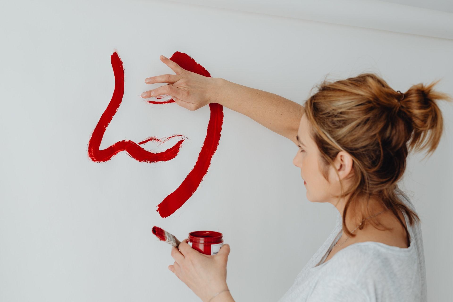 Vrouw gebruikt vingers om te schilderen