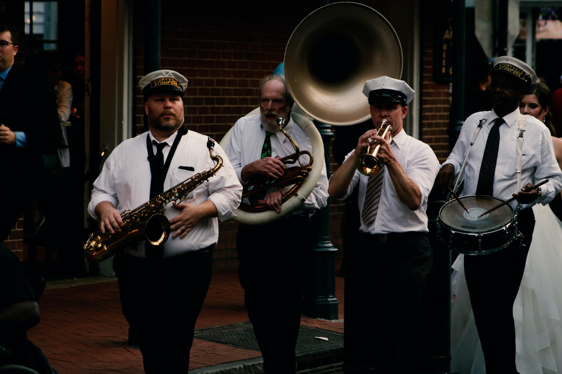 Trompettist in fanfare tijdens optocht