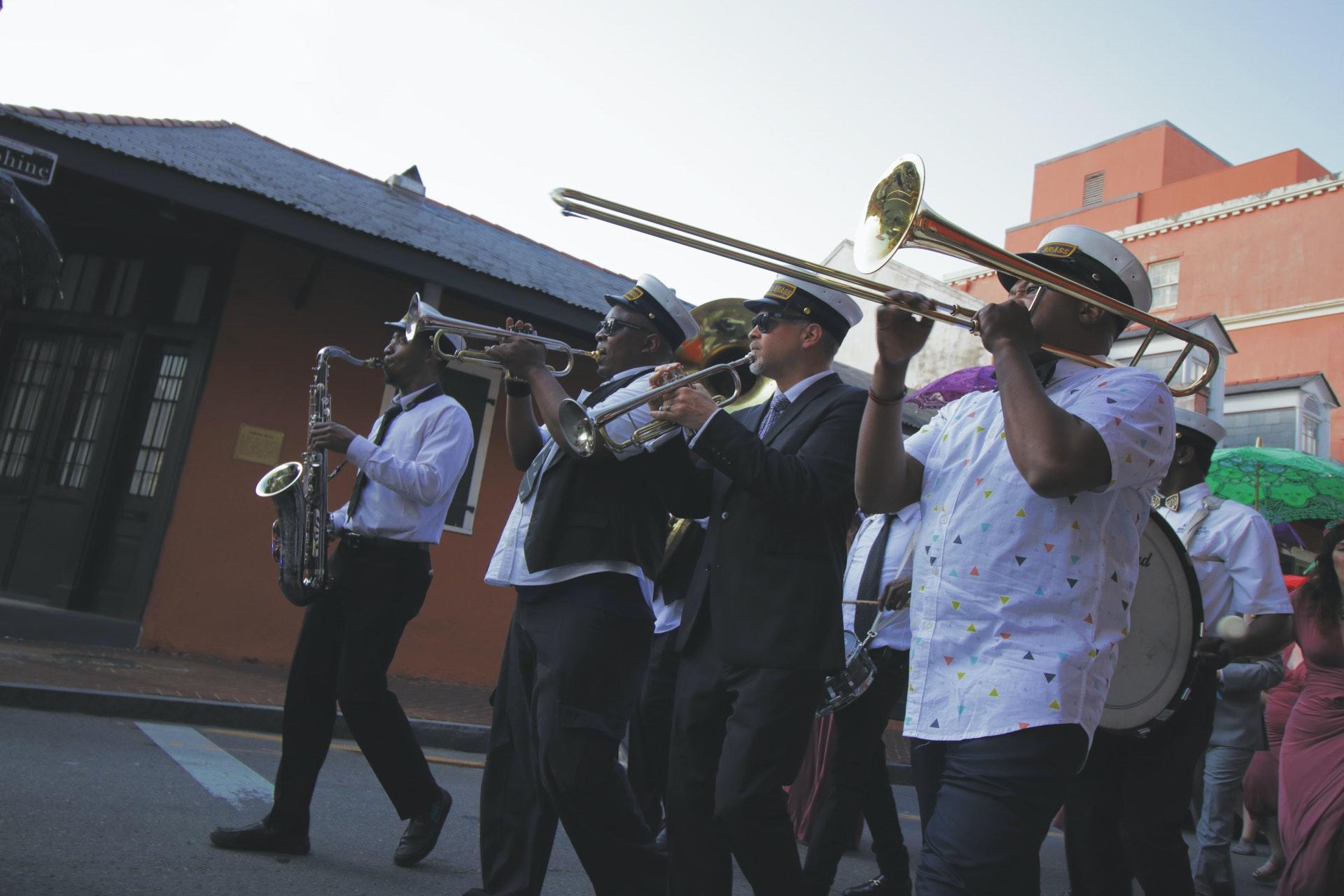 Trompettist in optocht met fanfare