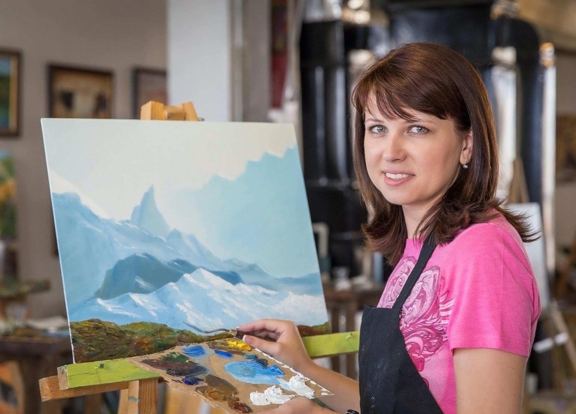 Vrouw Schildert in Atelier