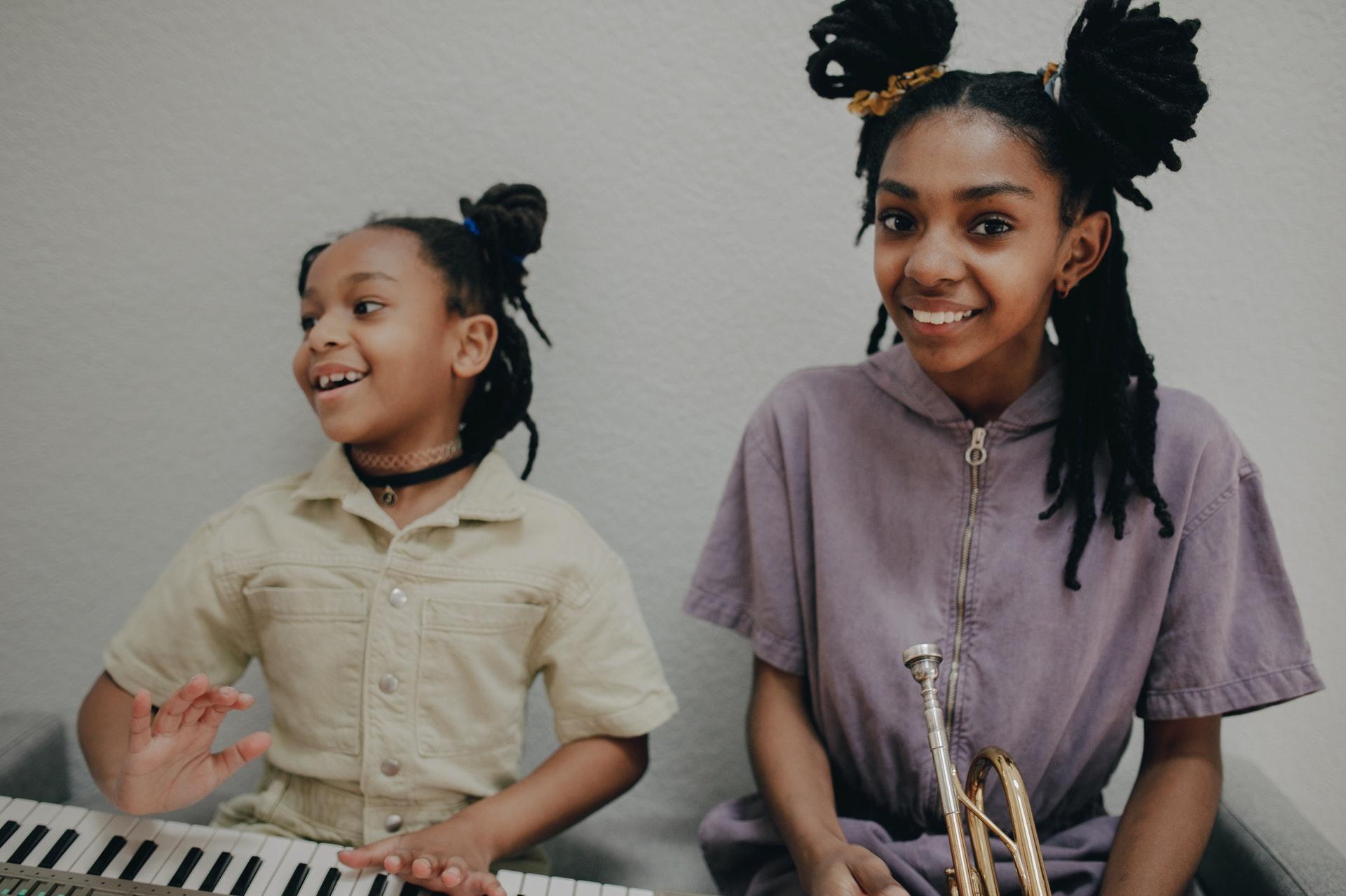 Kinderen met een piano en een trompet
