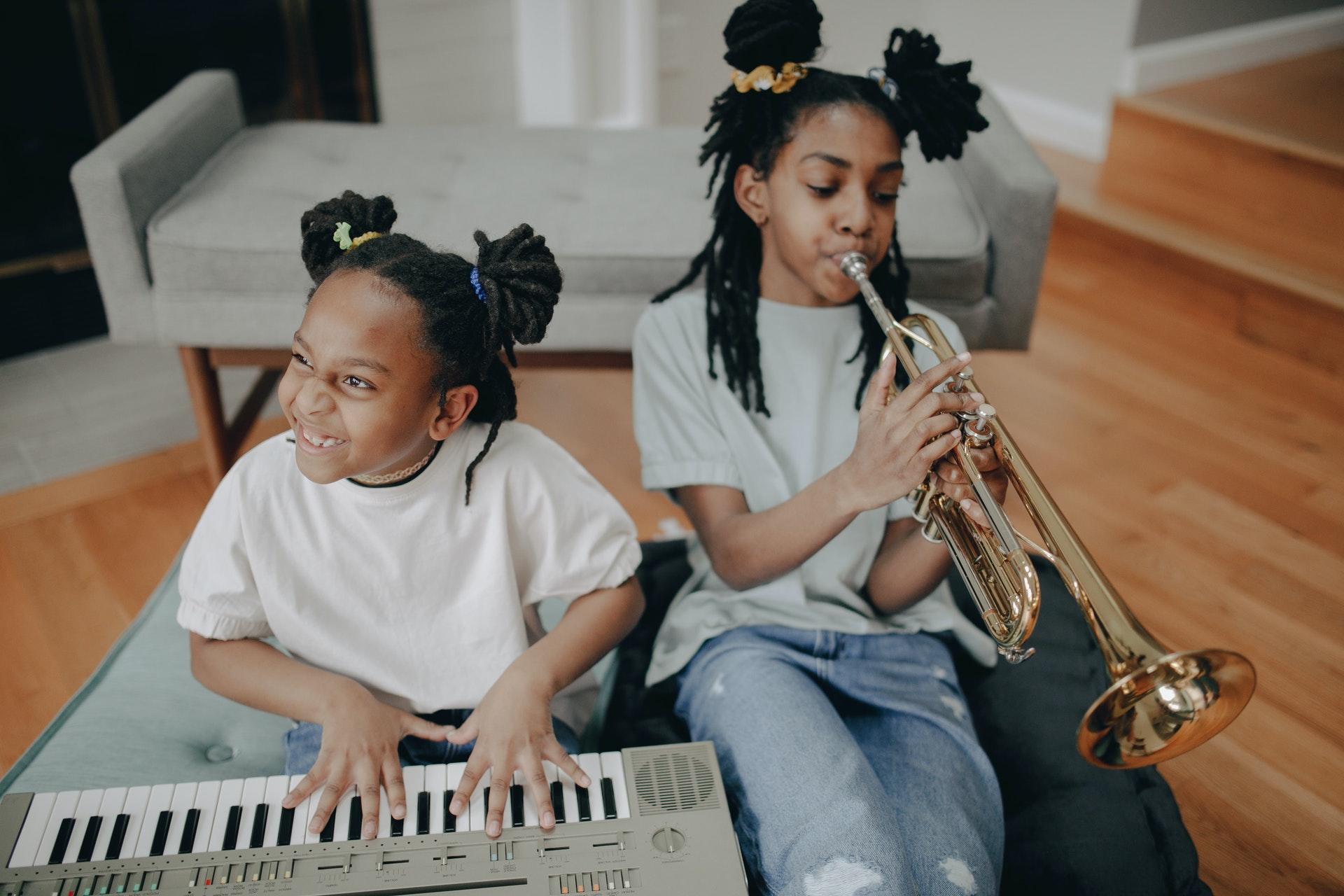 Kinderen volgen muzieklessen