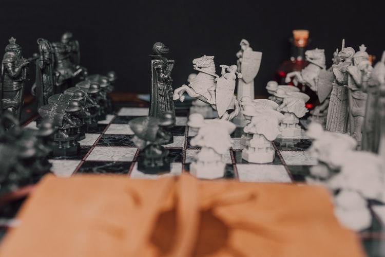 Schaakstukken op schaakbord