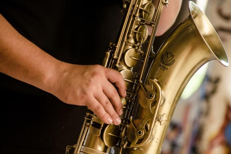 Close-up van een saxofoon