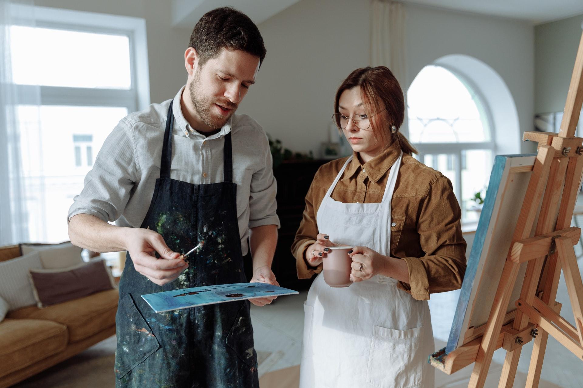 Schilder geeft uitleg aan studente