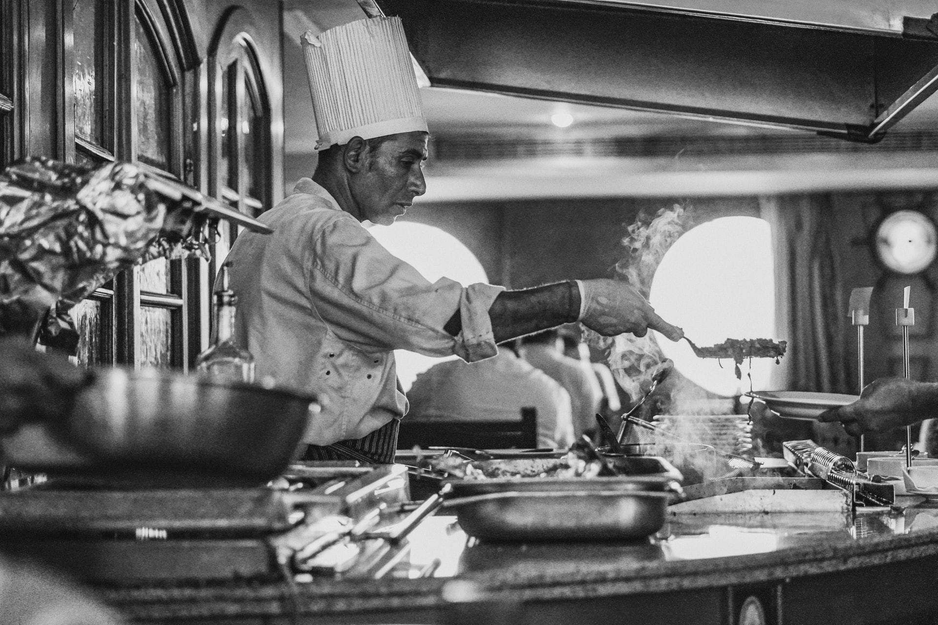 Kok maakt eten in restaurant