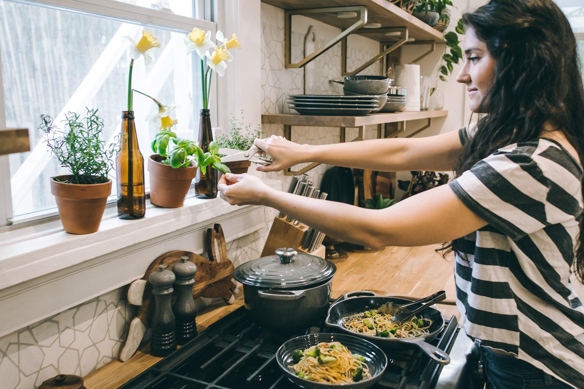 Vrouw knipt verse kruiden