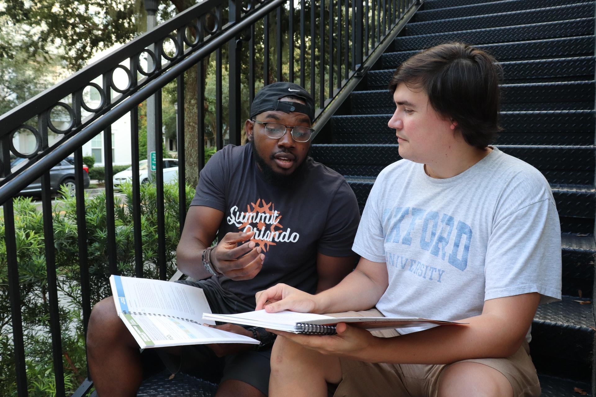 Student geeft bijles aan andere student