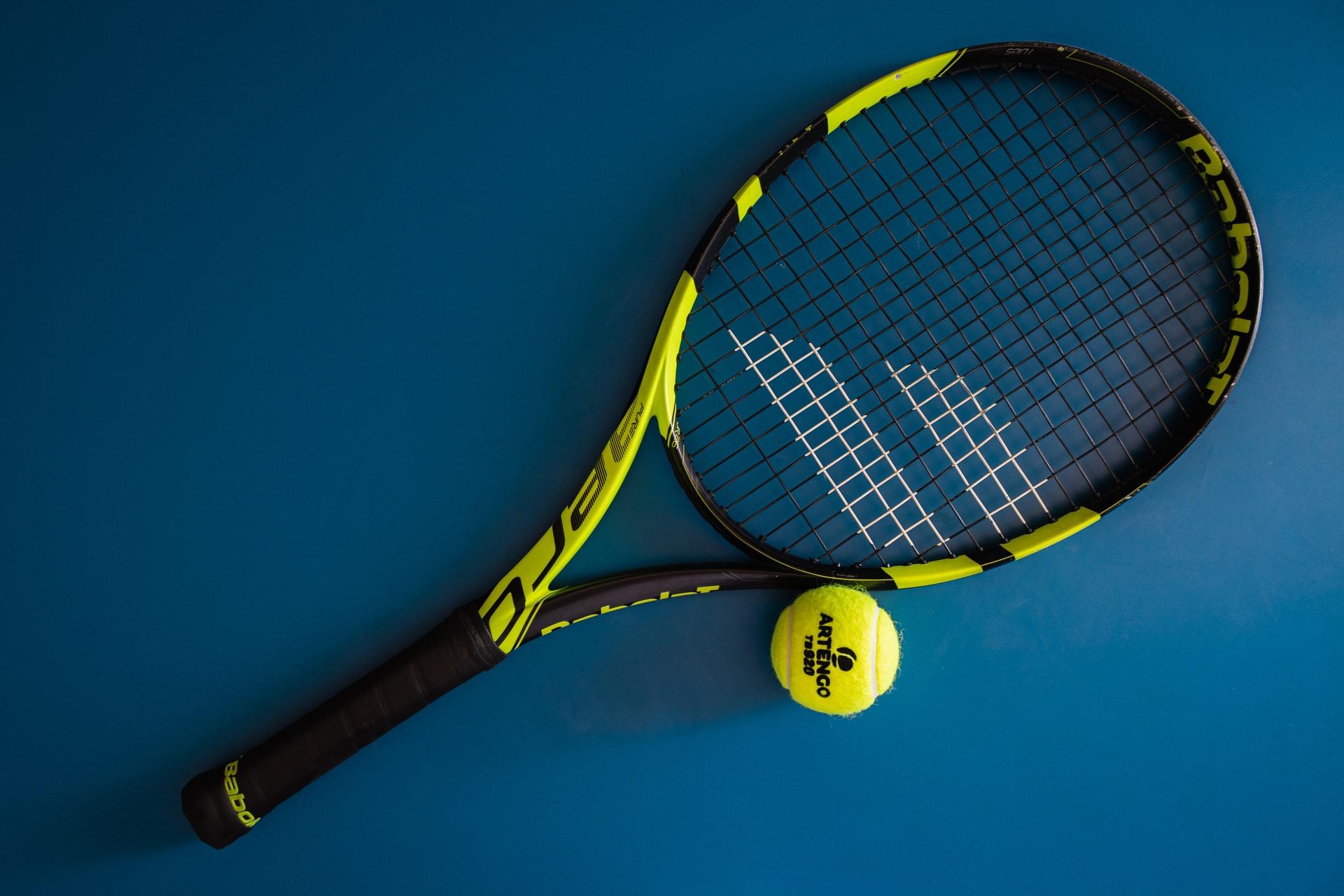 Tennisracket en tennisbal