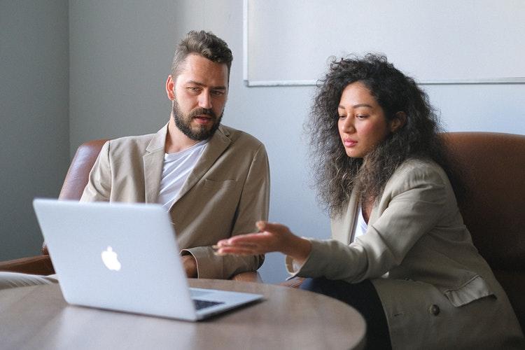 Vrouw geeft Excel bijles