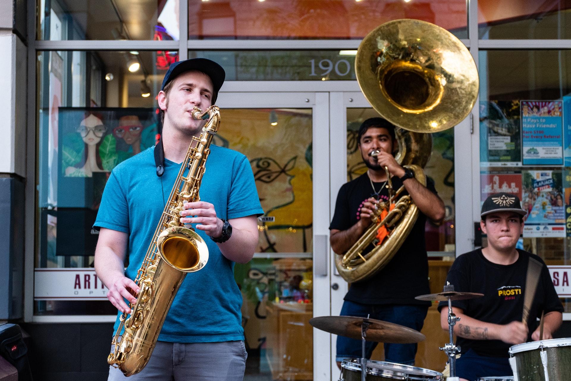 Straatband met saxofonist