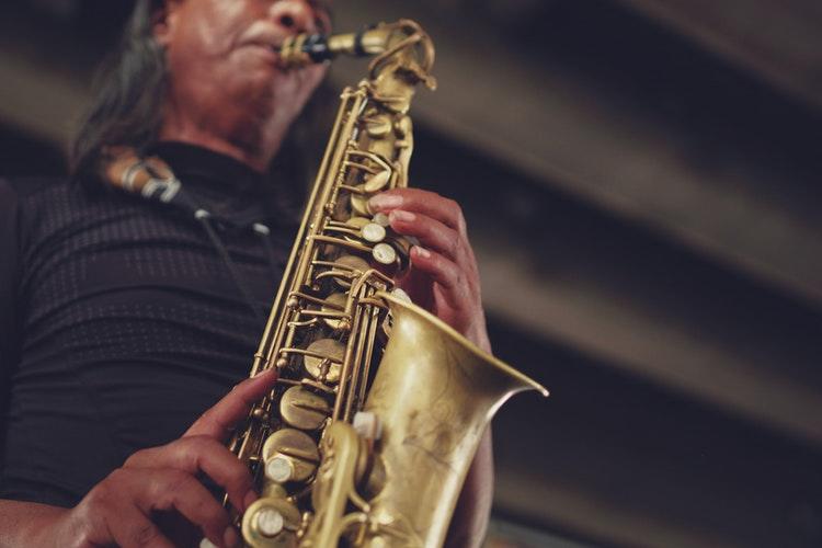 Saxofonist speelt saxofoon