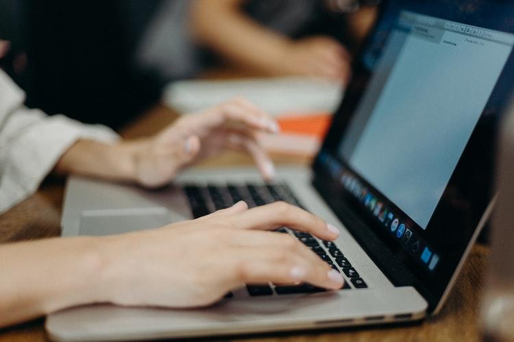 Vrouw werkt met Excel bestand