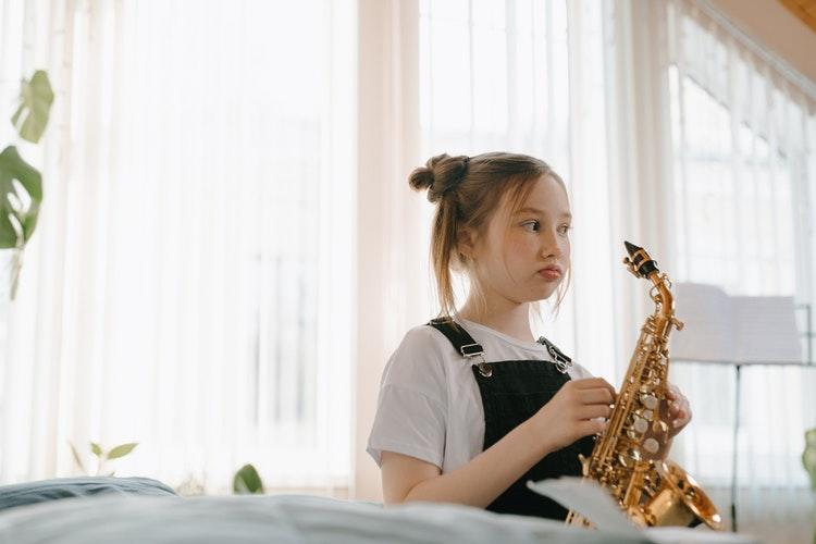 Meisje speelt saxofoon
