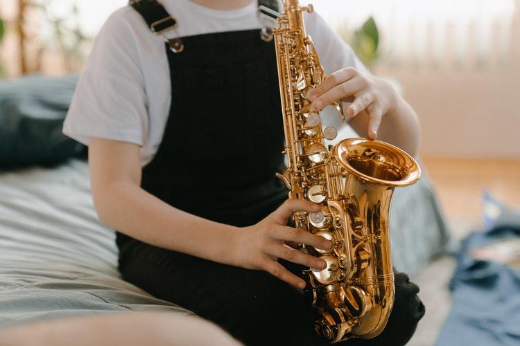 Meisje speelt saxofoon