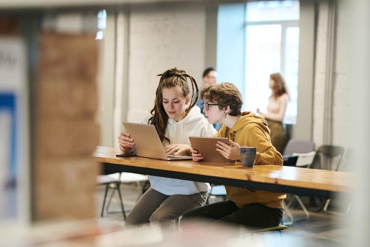 Vrouw geeft privé Excel