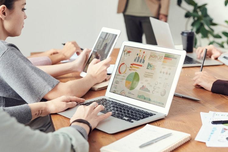 Werknemer laat grafiek via Excel zien