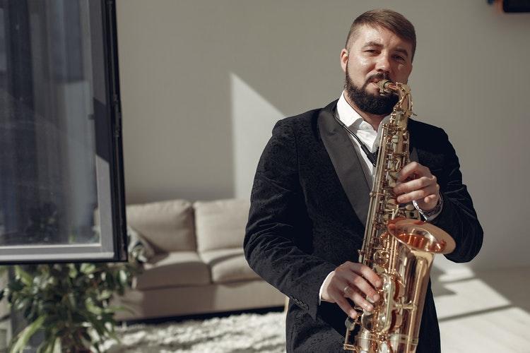 Saxofoon speler oefent in woonkamer