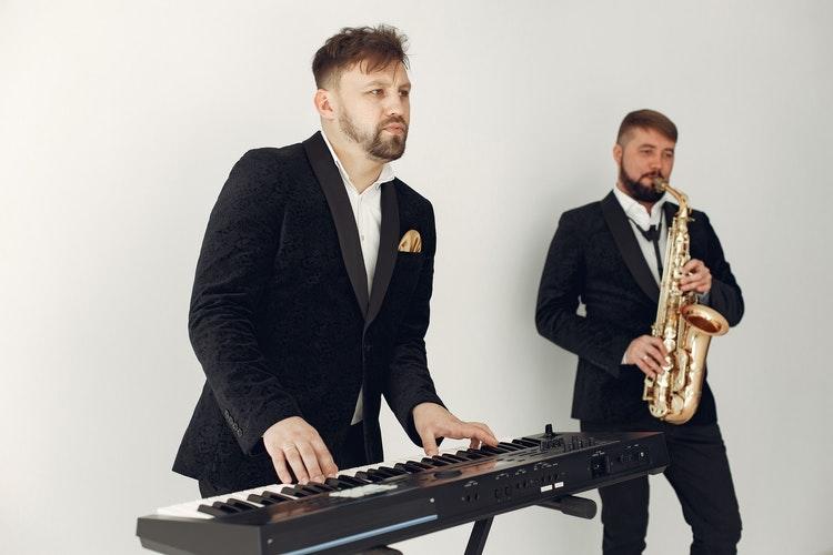 Saxofoon speler en pianist spelen samen