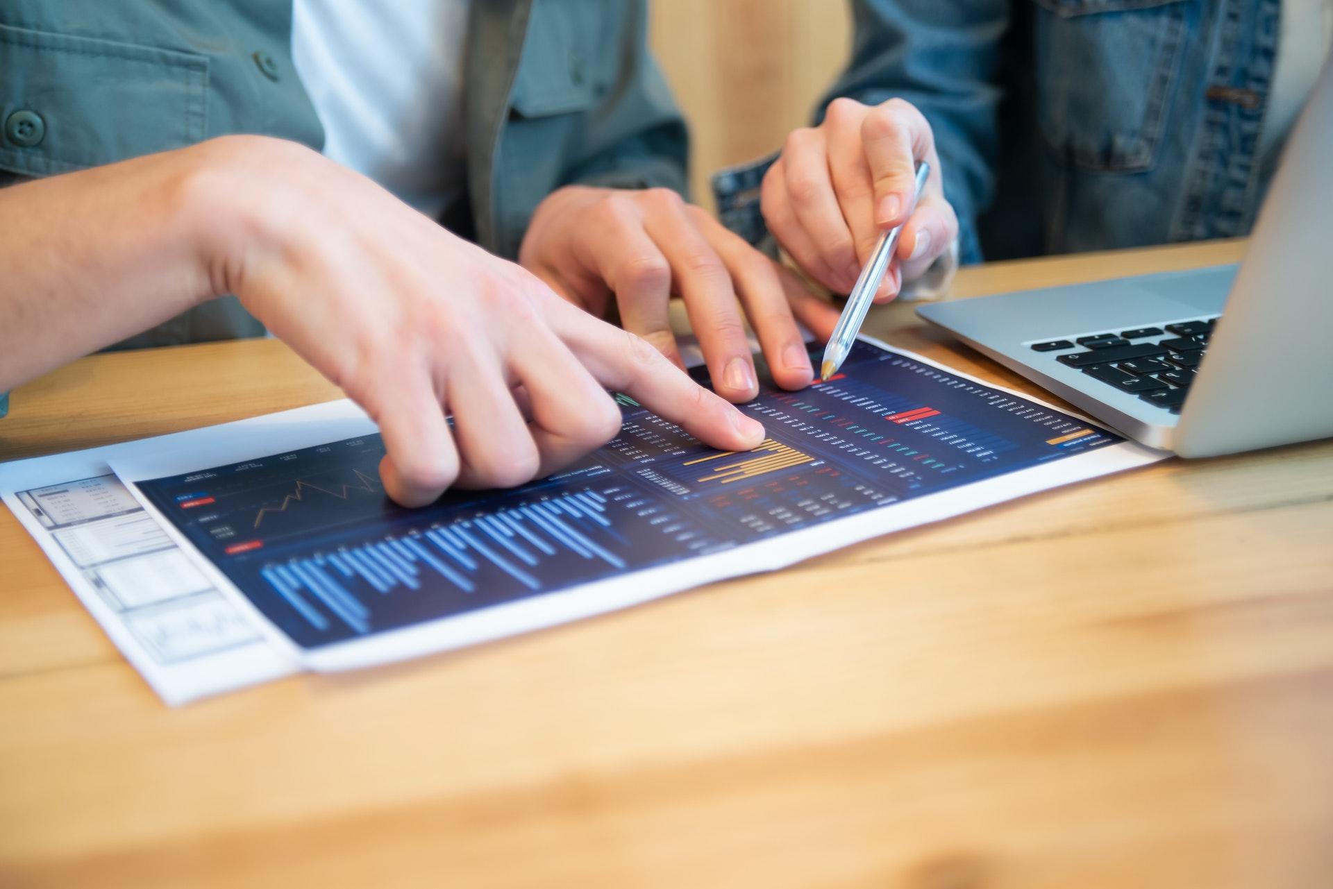 Werknemer verwerkt gegevens in Excel