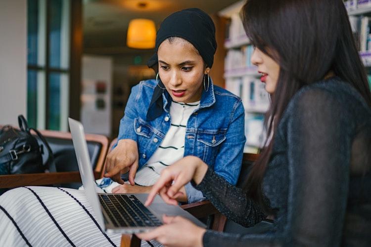Vrouw krijgt privéles Excel