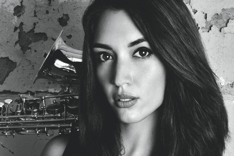 Saxofoniste houdt saxofoon vast