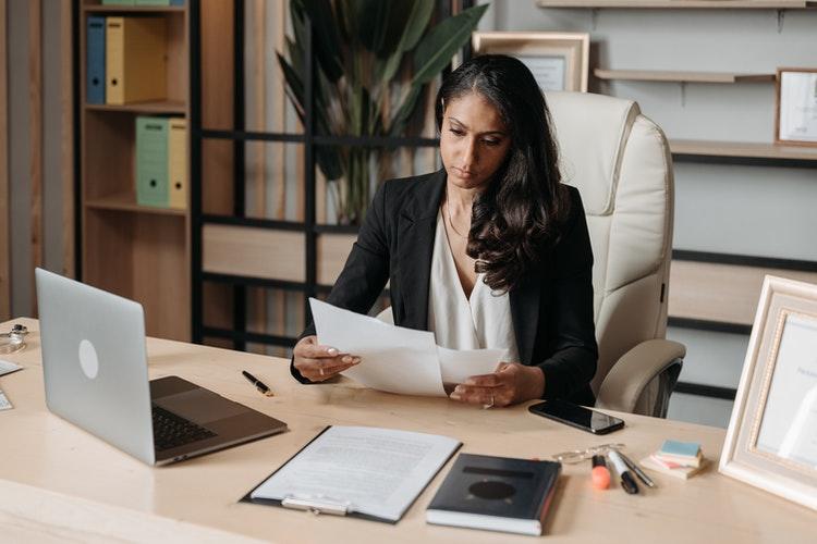 Paralegal aan het werk met dossiers