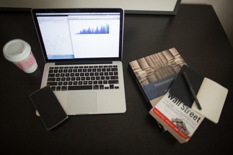 Persoon beheert financiën met excel