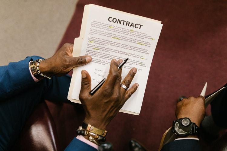 Advocaat legt contract uit aan klant