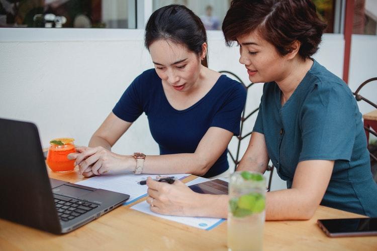 Mensen geven data in in Excel 