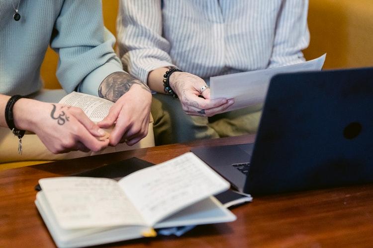 Mensen gebruiken Excel om gegevens te verwerken