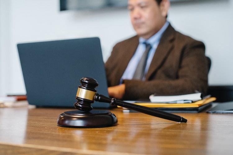 Rechter bekijkt dossier op laptop
