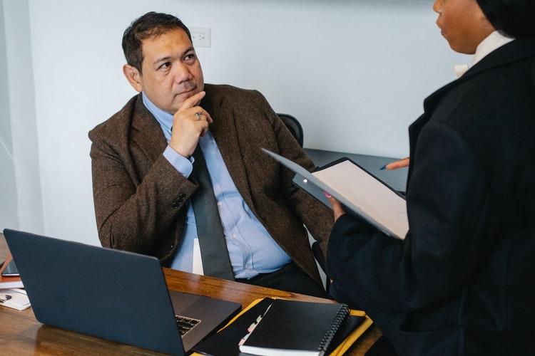 Man geeft advies over Excel