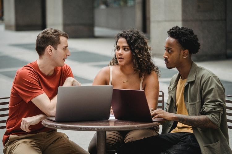 Studenten bereiden project voor