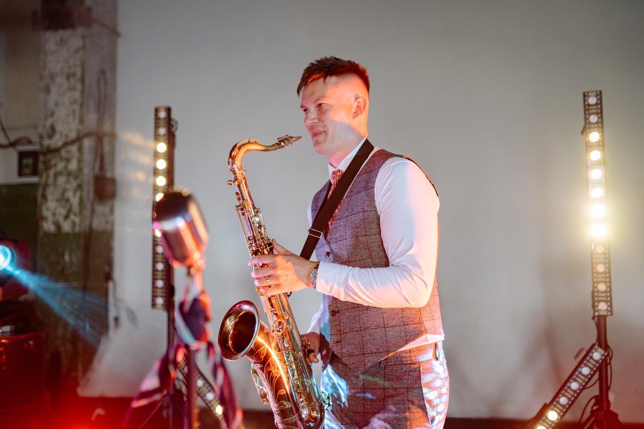 Solo saxofonist op podium