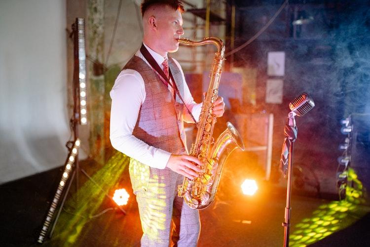 Solo saxofoon artiest speelt op podium