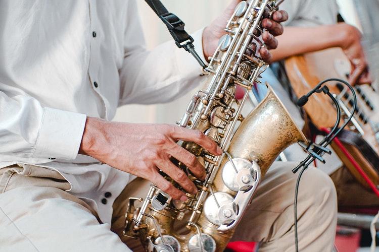 Saxofonist in band 