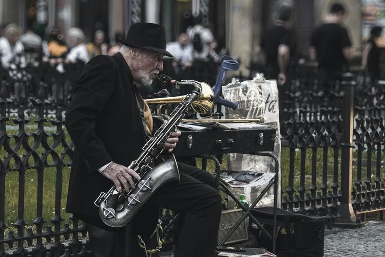 Saxofonist speelt op straat