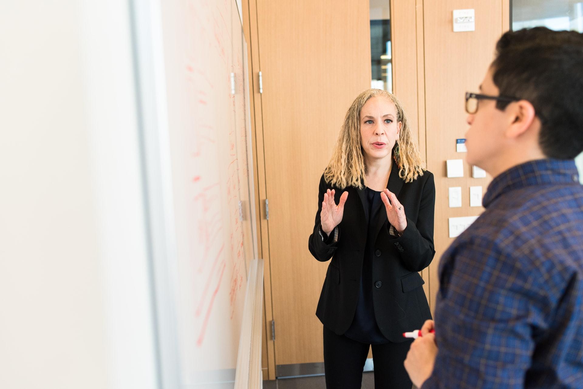 Bijles leerkracht legt uit op een whiteboard