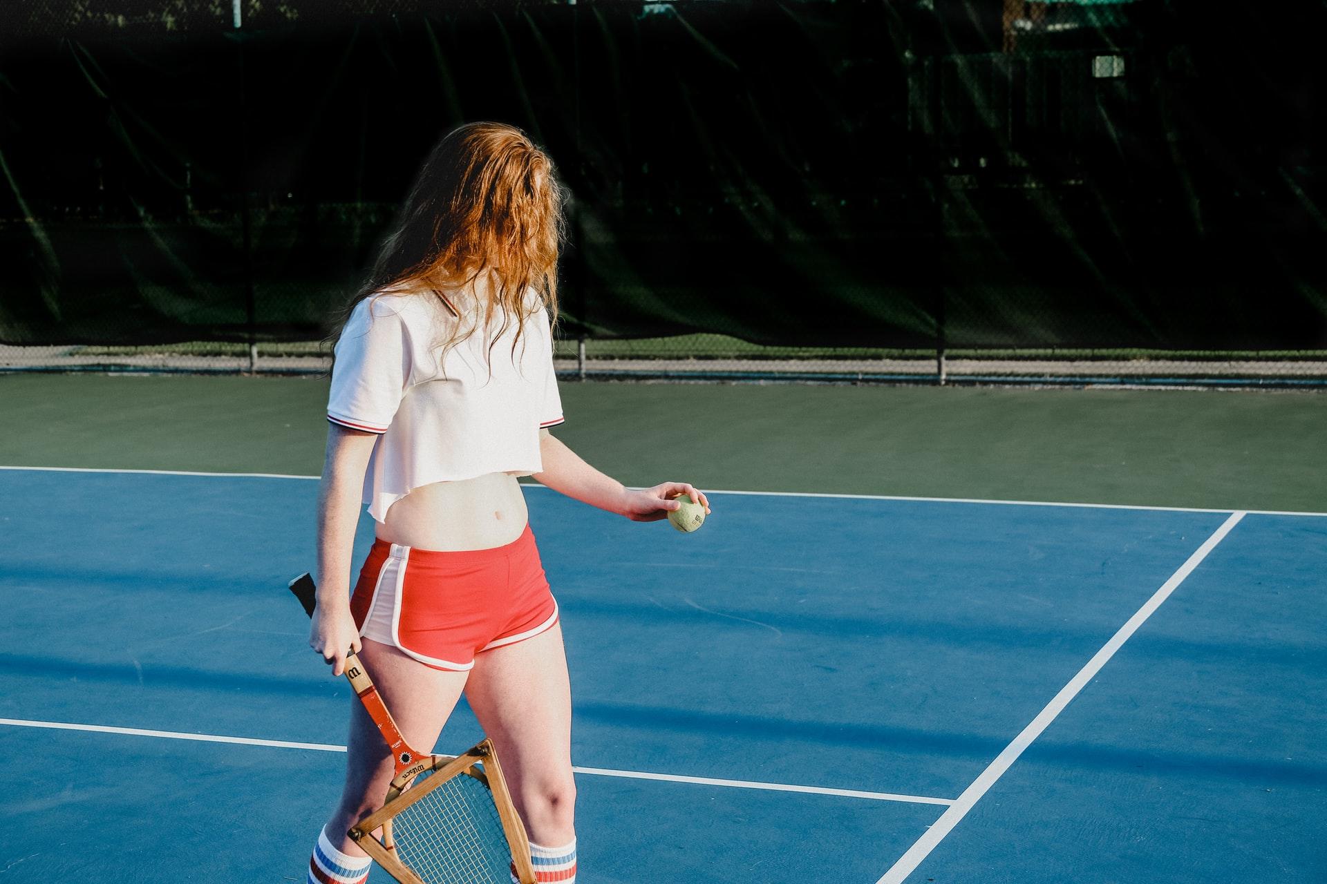 Vrouw volgt tennislessen