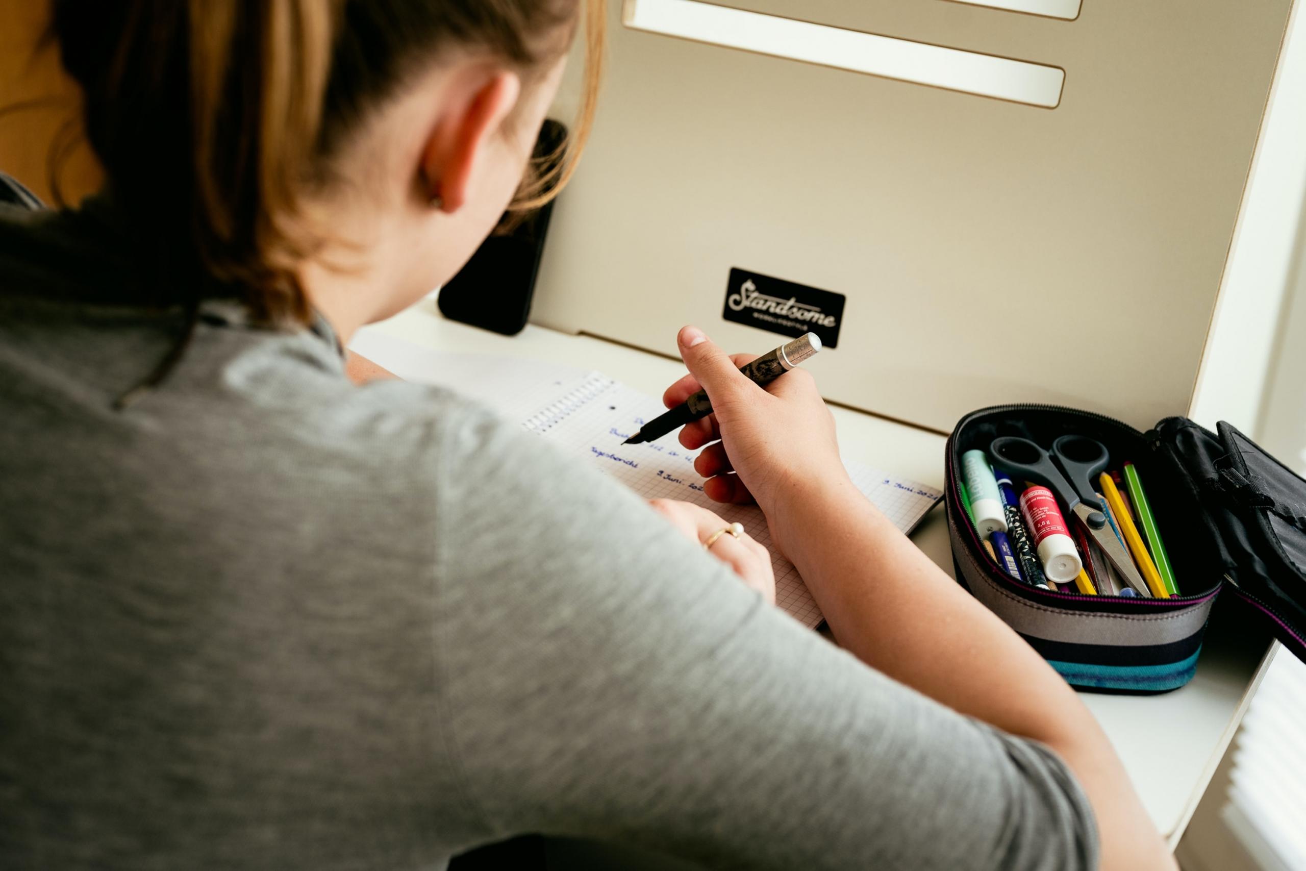 Studente neemt notities