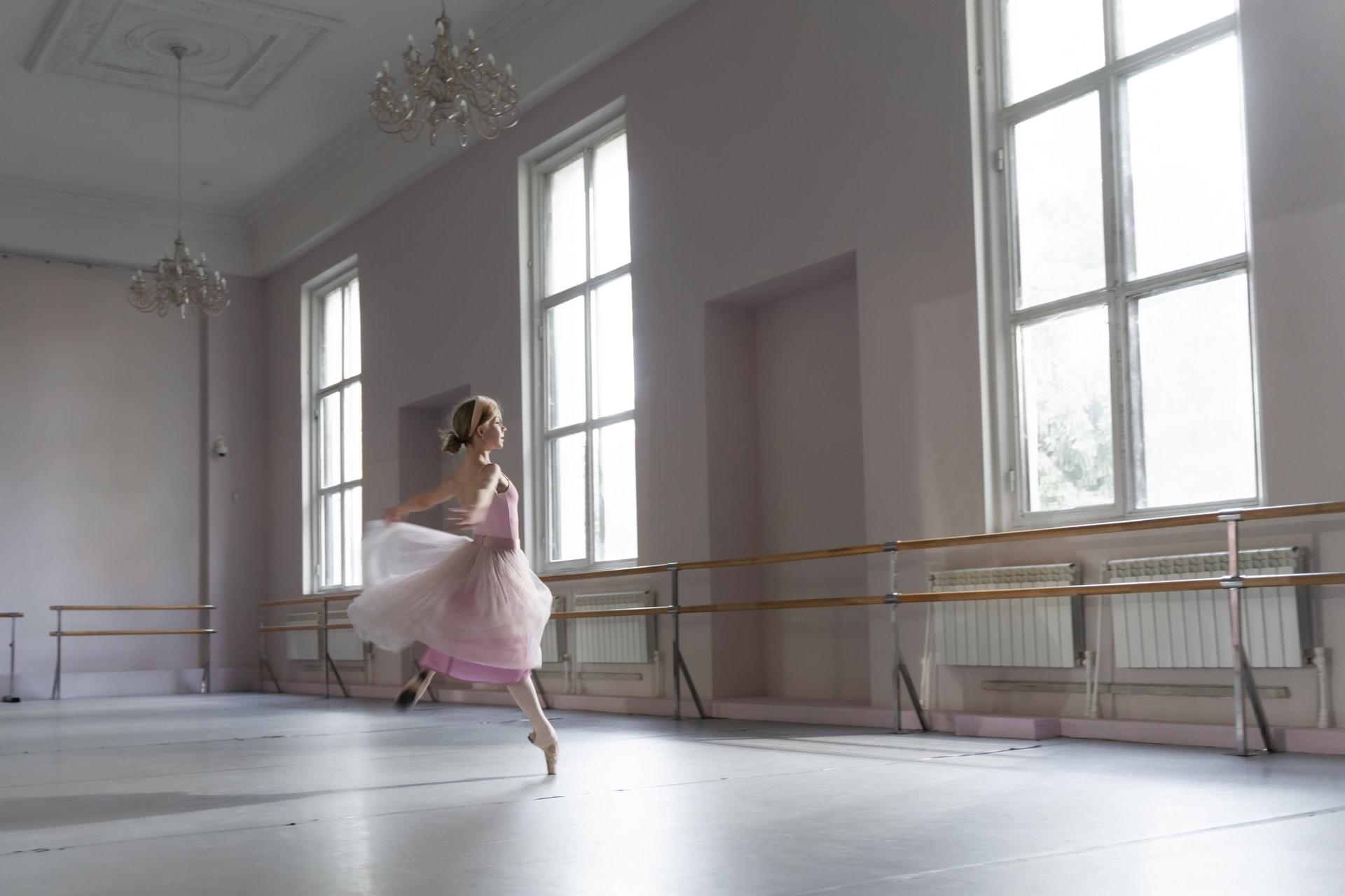 Vrouw danst in dansstudio