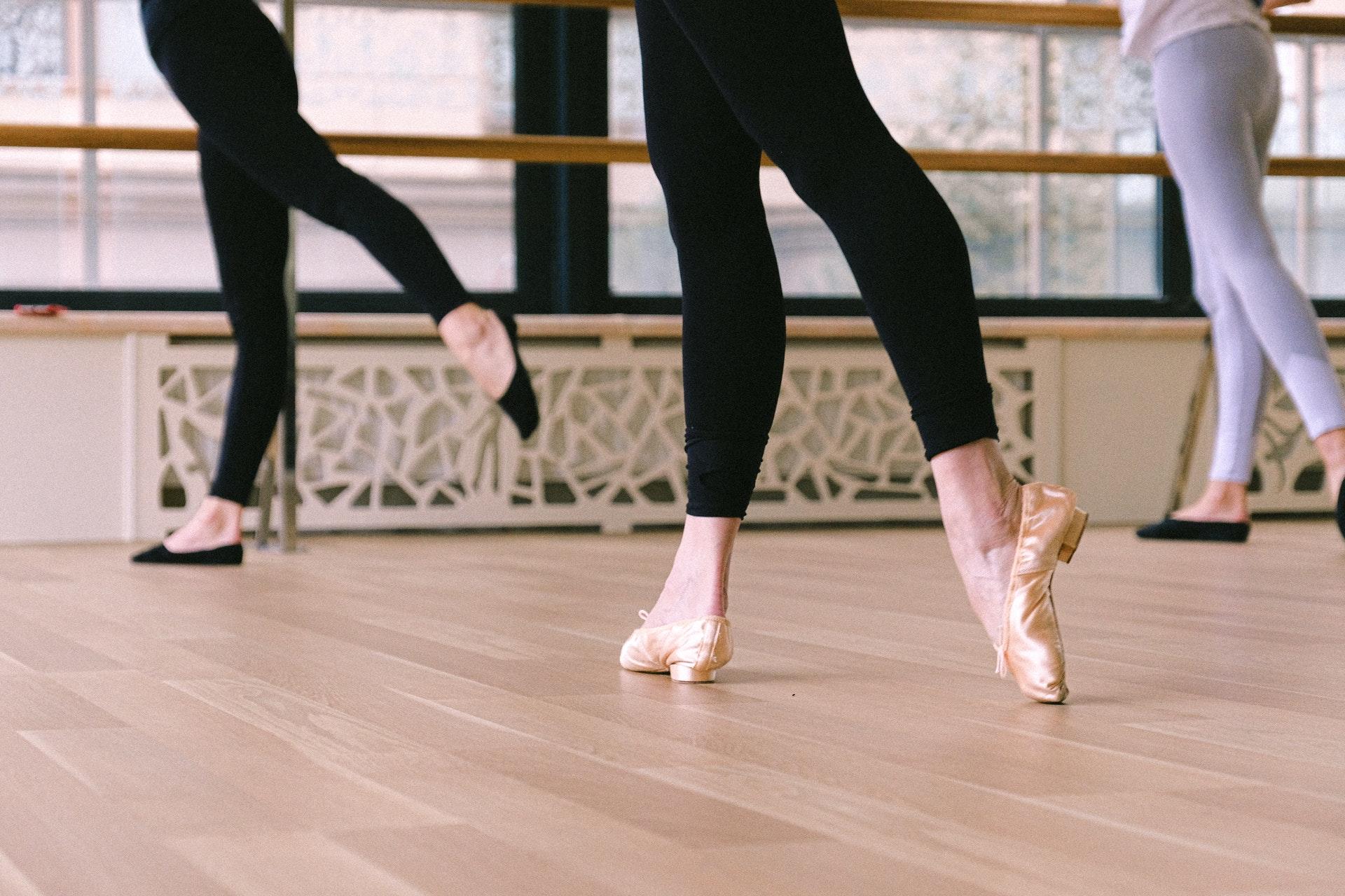 Mensen volgen balletles