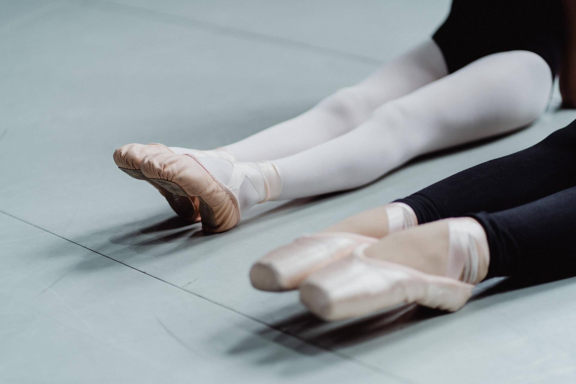 Ballet leerkracht geeft stretch oefeningen