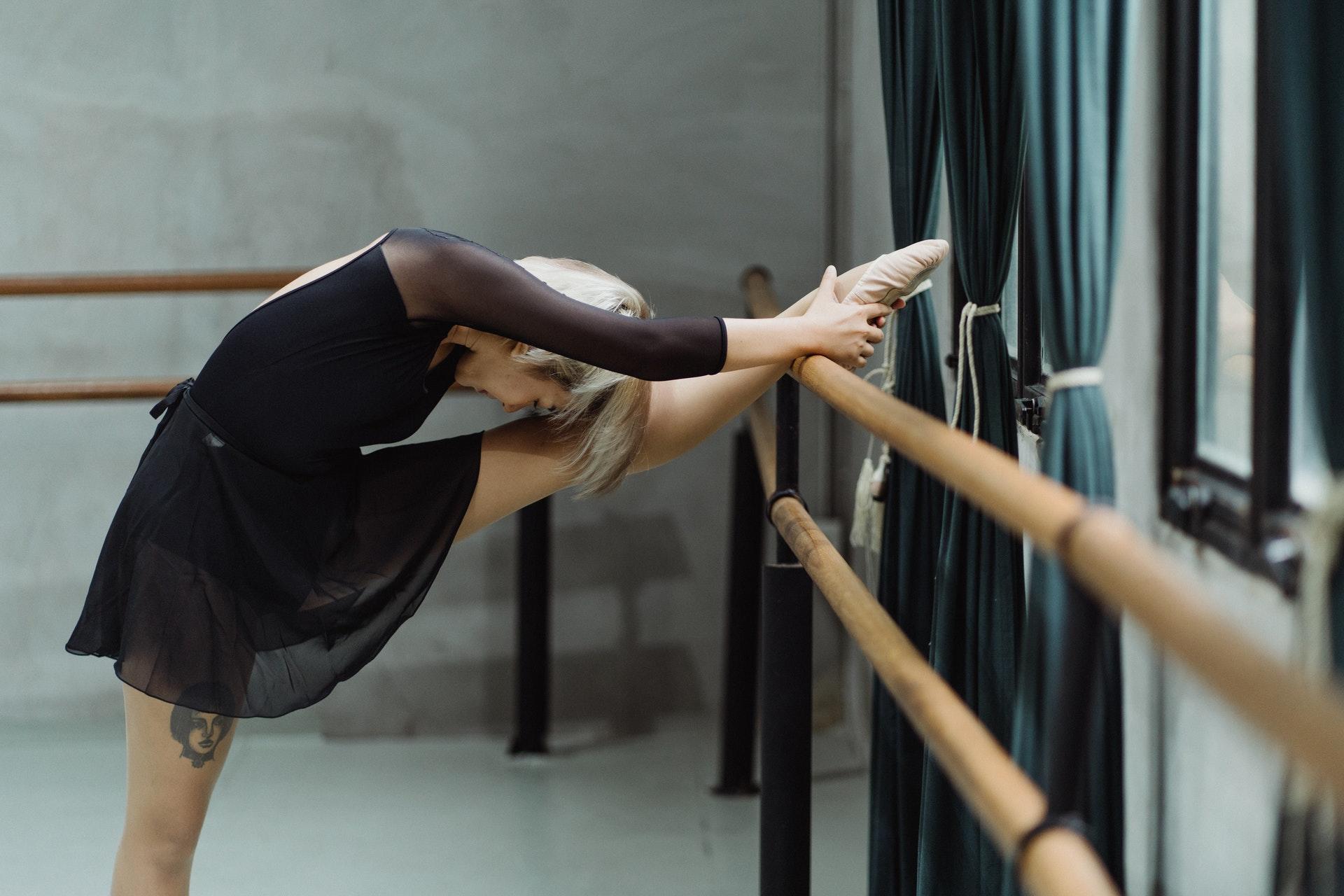 Vrouw bereid zich voor op balletles